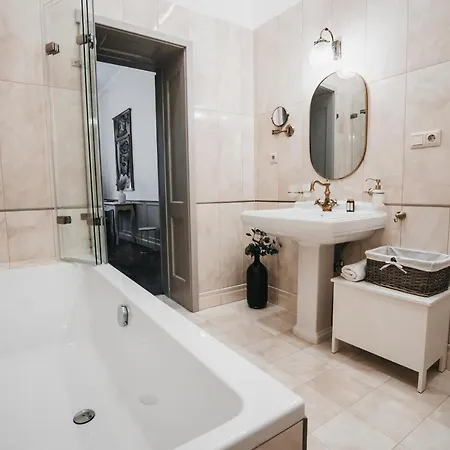 Room42 - & * Esztergom
