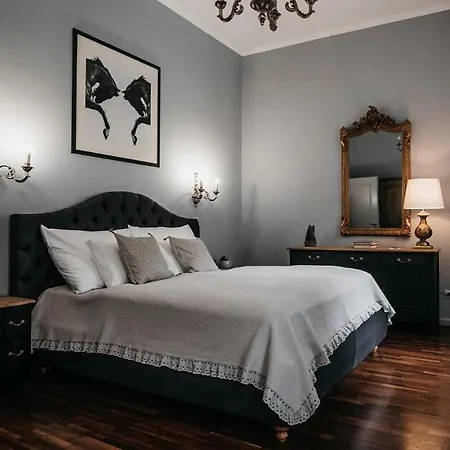 Room42 - & * Esztergom