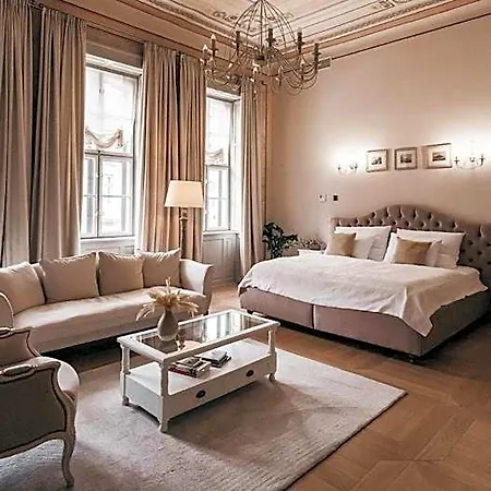 Room42 - & * Esztergom