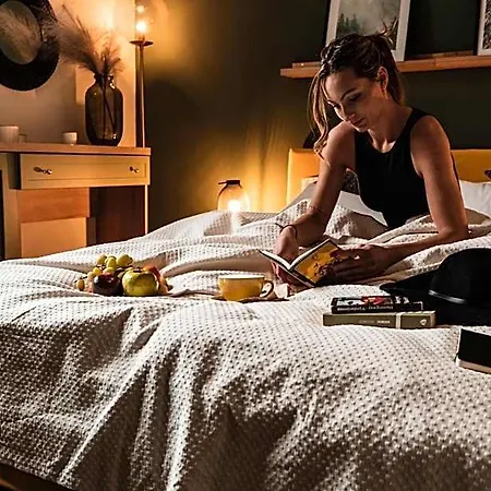 Hotel Room42 - & *